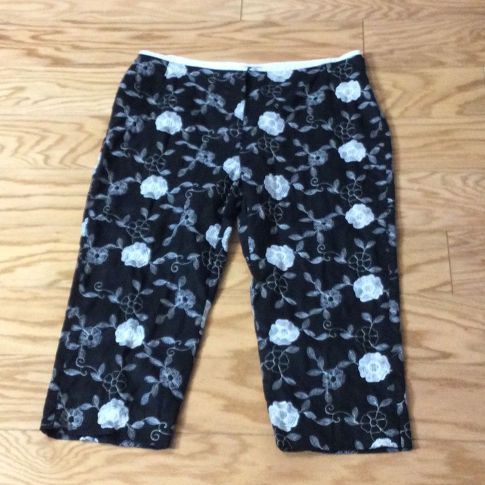 12 Principe black white linen embroidered Capri pants